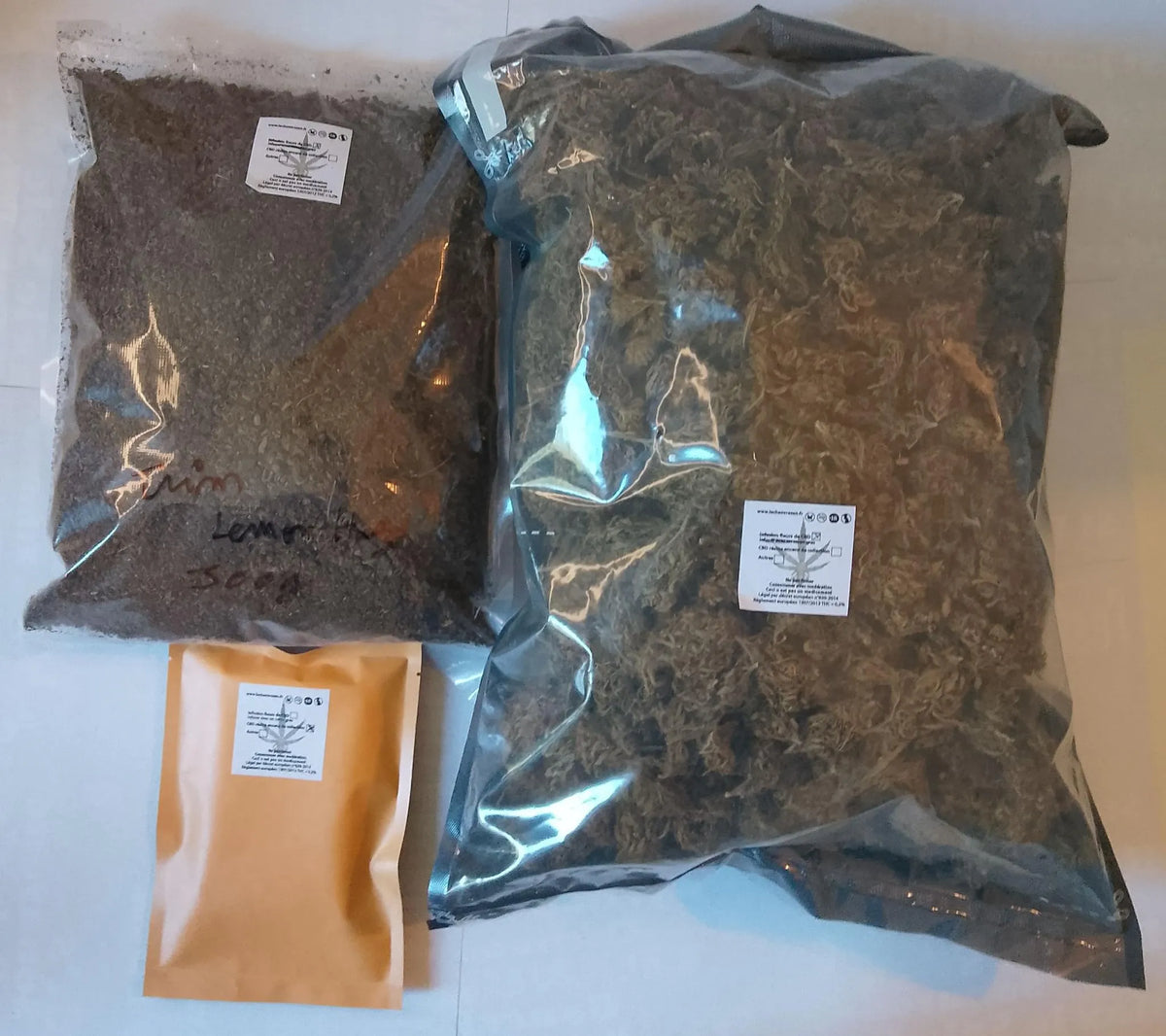 Lot de CBD de 1,1 kg comprenant : 500 g de trim CBD Lemon Haze Le Chanvrier Français (taux de CBD 11 %), 500 g de fleurs CBD Pineapple et 100 g de résine CBD Ketama Gold (taux de CBD 83 %)