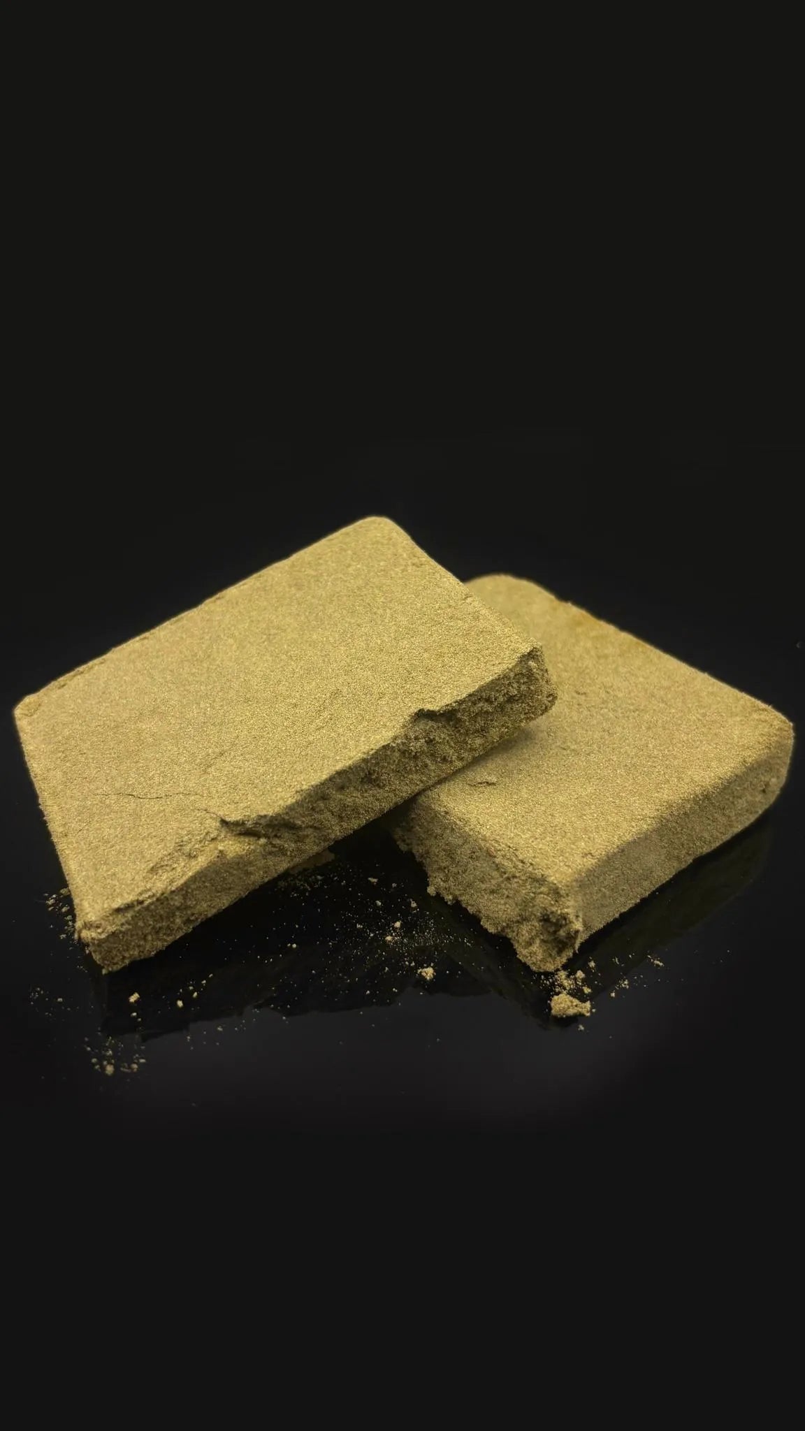 Lot de CBD de 1,1 kg comprenant : 500 g de trim CBD Lemon Haze Le Chanvrier Français (taux de CBD 11 %), 500 g de fleurs CBD Pineapple et 100 g de résine CBD Ketama Gold (taux de CBD 83 %)
